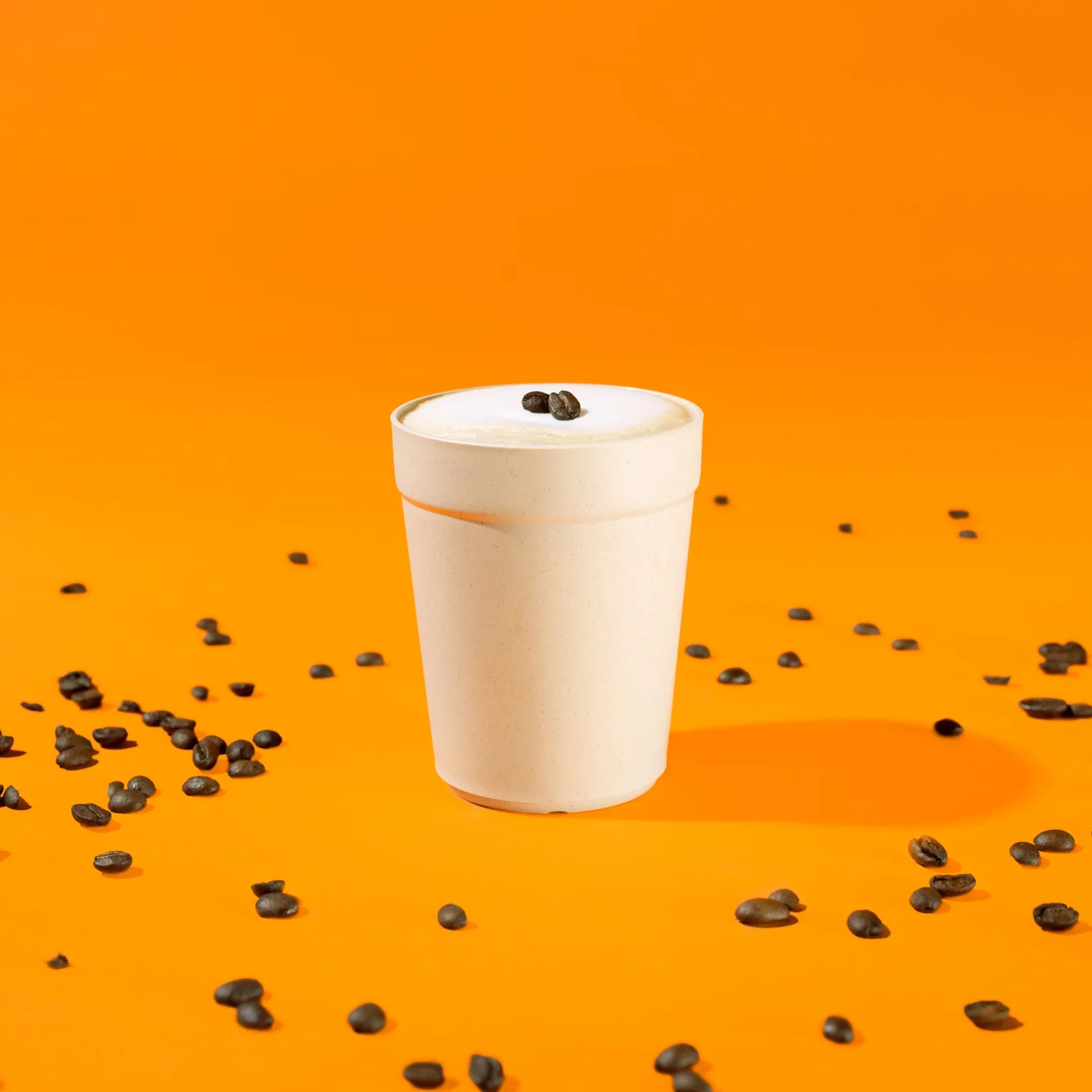 Cups met koffiebonen