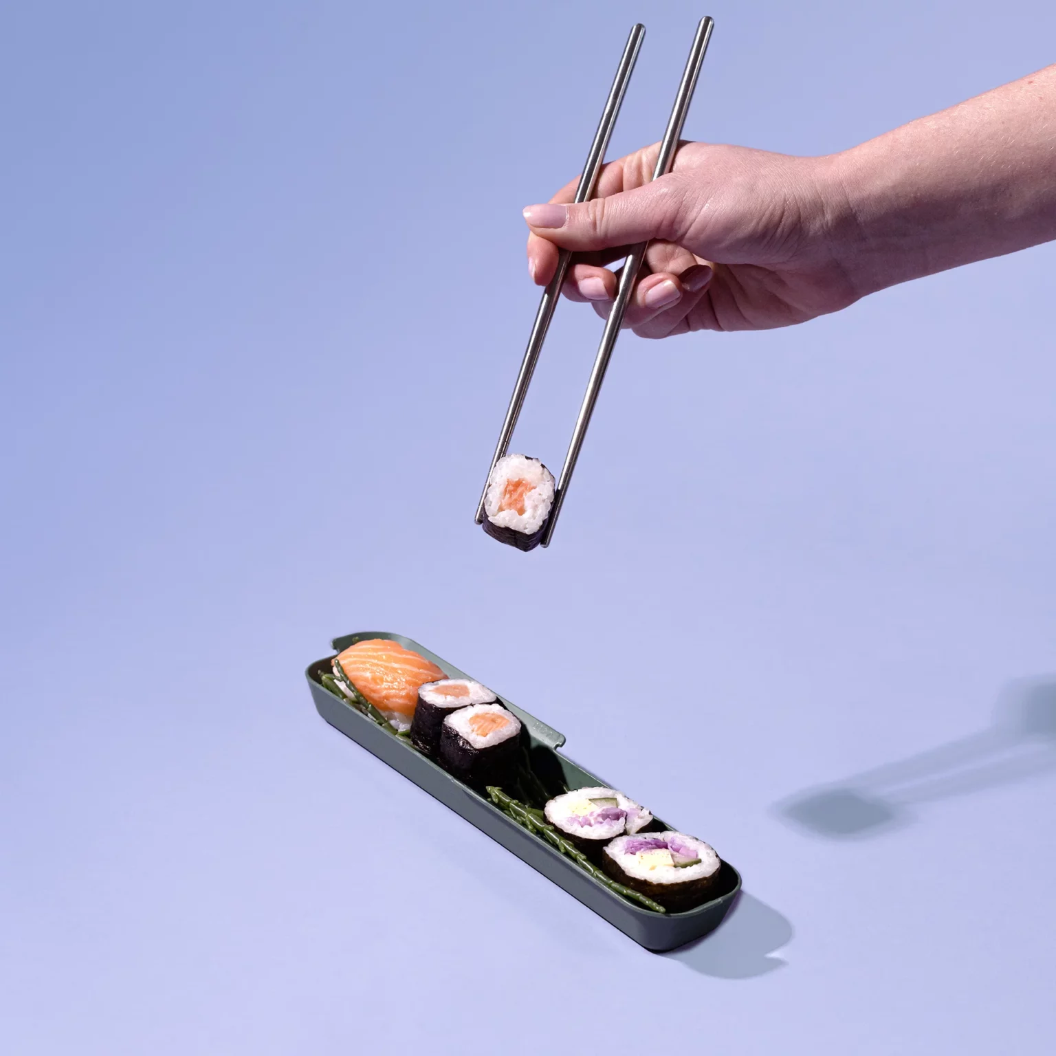 Sushi met hand